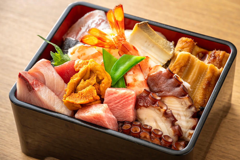 天然鯛の潮汁と鮨職人の仕事をちりばめた豪華なちらし<br>〈カード会員様限定メニュー〉