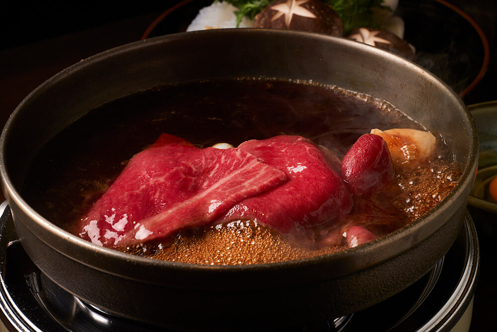 下町情緒とともに、世代を超えて愛されるすき焼きを味わう